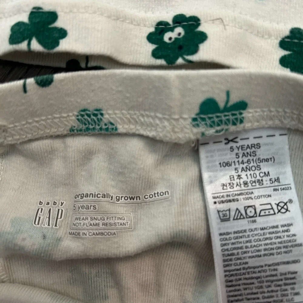 BabyGap Two-Piece Pajama Set in Green Clover Print
